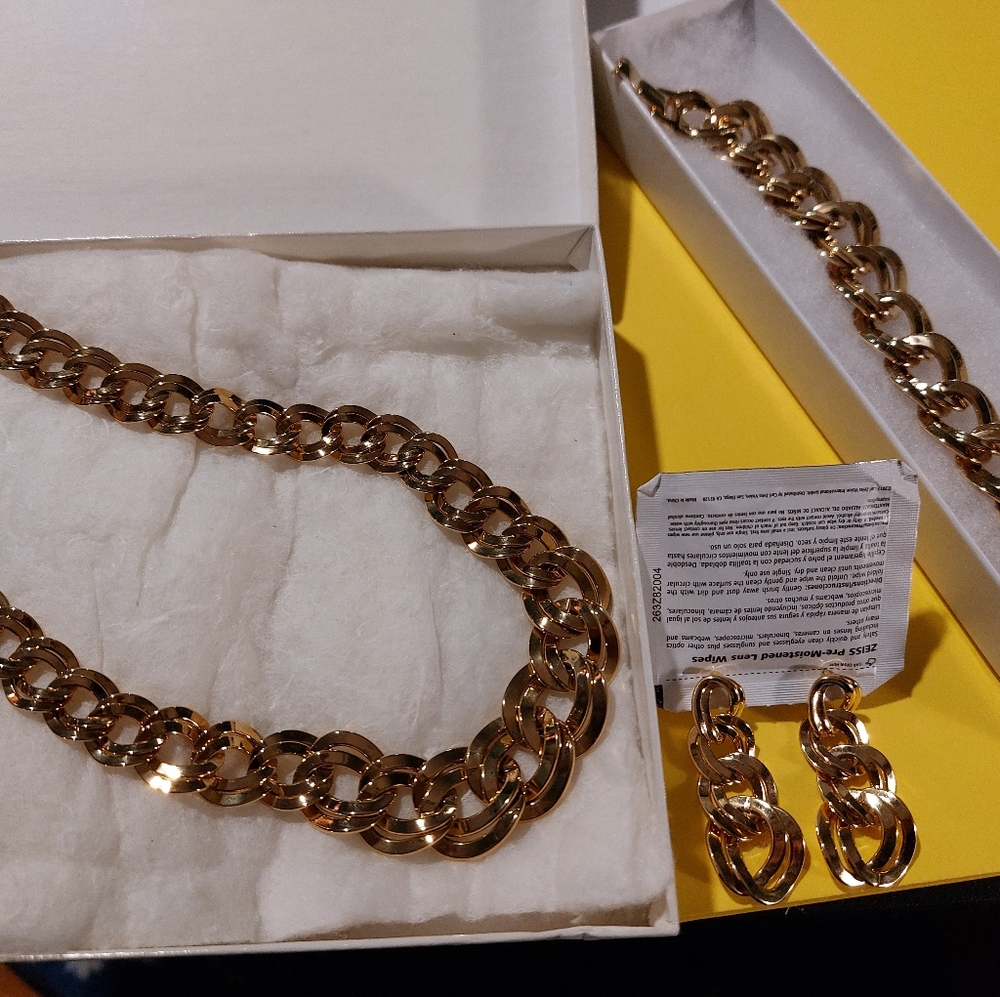 Monet gold curb link Necklace, earrings, bracelet set like New!